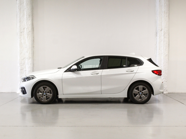 BMW Serie 1 118i color Blanco. Año 2020. 103KW(140CV). Gasolina. En concesionario Barcelona Premium -- GRAN VIA de Barcelona