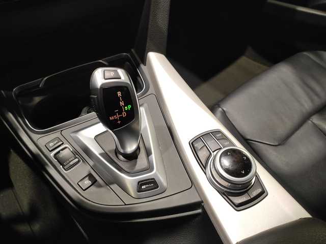 BMW Serie 3 330e color Blanco. Año 2018. 185KW(252CV). Híbrido Electro/Gasolina. En concesionario MOTOR MUNICH S.A.U  - Terrassa de Barcelona