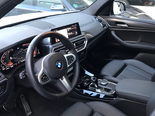 BMW X3 xDrive20d color Gris. Año 2023. 140KW(190CV). Diésel. En concesionario Celtamotor Vigo  de Pontevedra