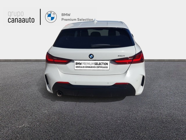 BMW Serie 1 118i color Blanco. Año 2023. 103KW(140CV). Gasolina. En concesionario CANAAUTO - TACO de Sta. C. Tenerife