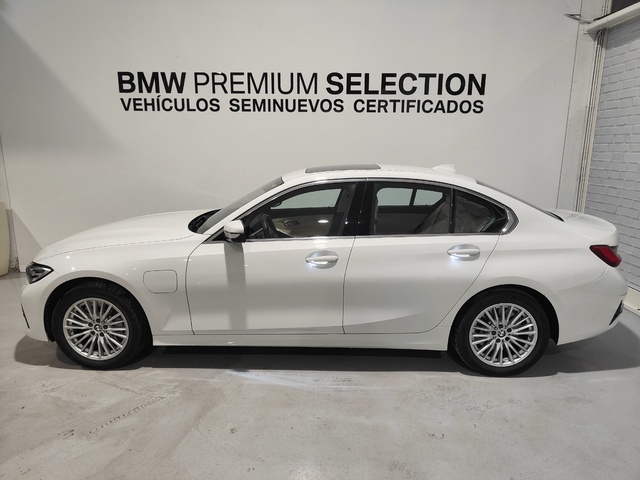 BMW Serie 3 330e color Blanco. Año 2021. 215KW(292CV). Híbrido Electro/Gasolina. En concesionario Lurauto Gipuzkoa de Guipuzcoa