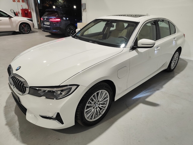 BMW Serie 3 330e color Blanco. Año 2021. 215KW(292CV). Híbrido Electro/Gasolina. En concesionario Lurauto Gipuzkoa de Guipuzcoa