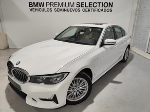 Fotos de BMW Serie 3 330e color Blanco. Año 2021. 215KW(292CV). Híbrido Electro/Gasolina. En concesionario Lurauto Gipuzkoa de Guipuzcoa