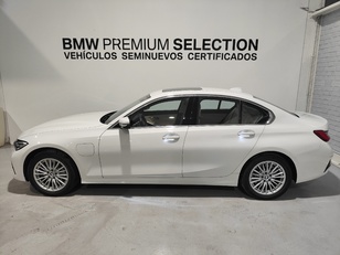 Fotos de BMW Serie 3 330e color Blanco. Año 2021. 215KW(292CV). Híbrido Electro/Gasolina. En concesionario Lurauto Gipuzkoa de Guipuzcoa