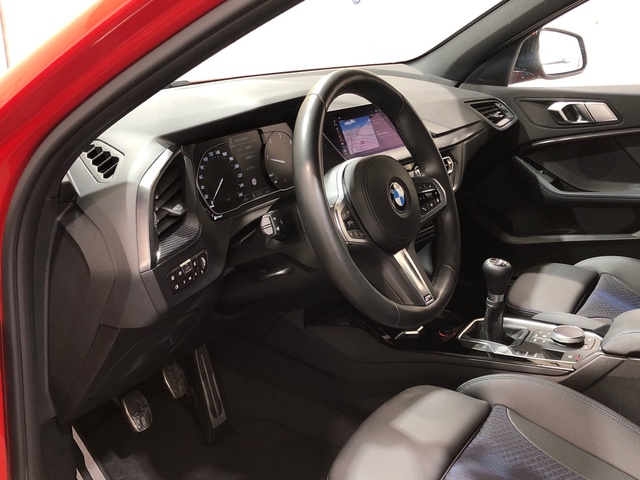 BMW Serie 1 116d color Rojo. Año 2020. 85KW(116CV). Diésel. En concesionario Movilnorte El Carralero de Madrid