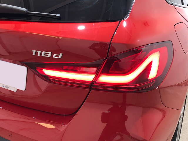 BMW Serie 1 116d color Rojo. Año 2020. 85KW(116CV). Diésel. En concesionario Movilnorte El Carralero de Madrid