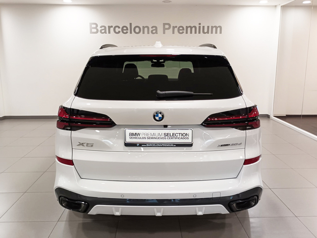BMW X5 xDrive30d color Blanco. Año 2023. 219KW(298CV). Diésel. En concesionario Barcelona Premium -- GRAN VIA de Barcelona