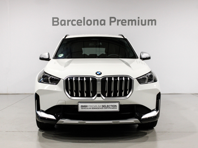 BMW X1 sDrive18i color Blanco. Año 2023. 100KW(136CV). Gasolina. En concesionario Barcelona Premium -- GRAN VIA de Barcelona