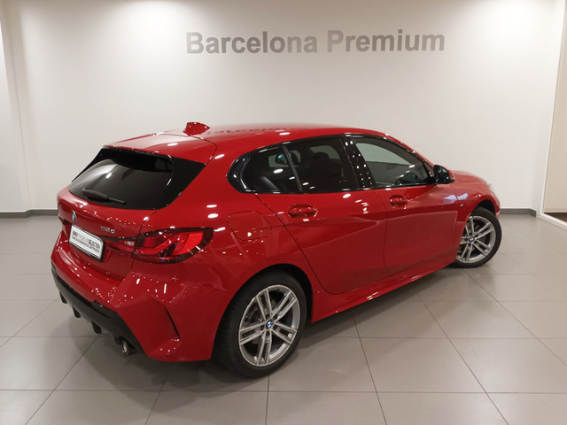 BMW Serie 1 118d color Rojo. Año 2022. 110KW(150CV). Diésel. En concesionario Barcelona Premium -- GRAN VIA de Barcelona