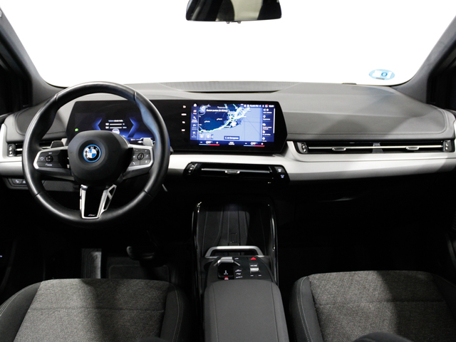 BMW Serie 2 225e Active Tourer color Blanco. Año 2023. 180KW(245CV). Híbrido Electro/Gasolina. En concesionario Barcelona Premium -- GRAN VIA de Barcelona