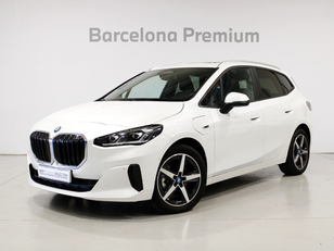 Fotos de BMW Serie 2 225e Active Tourer color Blanco. Año 2023. 180KW(245CV). Híbrido Electro/Gasolina. En concesionario Barcelona Premium -- GRAN VIA de Barcelona