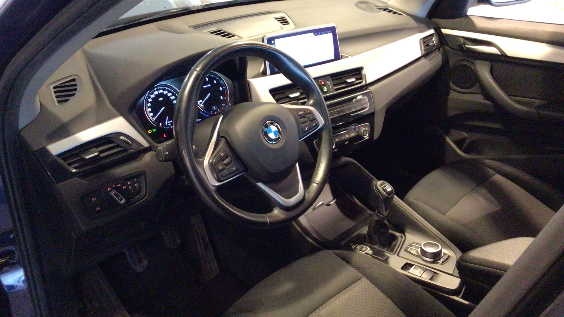 BMW X1 sDrive18d color Azul. Año 2019. 110KW(150CV). Diésel. En concesionario BYmyCAR Madrid - Alcalá de Madrid