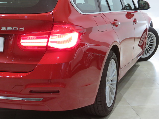 BMW Serie 3 320d Touring color Rojo. Año 2018. 140KW(190CV). Diésel. En concesionario FINESTRAT Automoviles Fersan, S.A. de Alicante