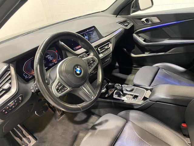 BMW Serie 1 118i color Negro. Año 2021. 103KW(140CV). Gasolina. En concesionario MOTOR MUNICH S.A.U  - Terrassa de Barcelona