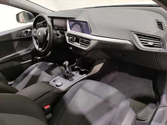 BMW Serie 1 116d color Blanco. Año 2022. 85KW(116CV). Diésel. En concesionario MOTOR MUNICH S.A.U  - Terrassa de Barcelona