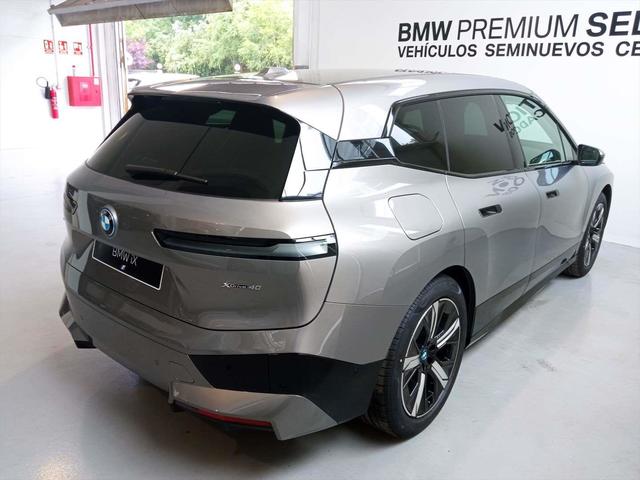 BMW iX xDrive40 color Gris. Año 2023. 240KW(326CV). Eléctrico. En concesionario Lurauto - Gipuzkoa de Guipuzcoa