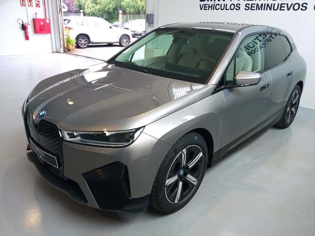 BMW iX xDrive40 color Gris. Año 2023. 240KW(326CV). Eléctrico. En concesionario Lurauto - Gipuzkoa de Guipuzcoa