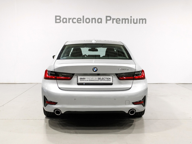 BMW Serie 3 330e color Gris Plata. Año 2019. 215KW(292CV). Híbrido Electro/Gasolina. En concesionario Barcelona Premium -- GRAN VIA de Barcelona