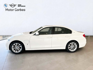 Fotos de BMW Serie 3 330e color Blanco. Año 2017. 185KW(252CV). Híbrido Electro/Gasolina. En concesionario Motor Gorbea de Álava