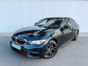 Fotos de BMW Serie 3 330e color Negro. Año 2021. 215KW(292CV). Híbrido Electro/Gasolina. En concesionario Barcelona Premium -- GRAN VIA de Barcelona