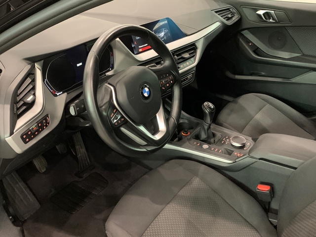 BMW Serie 1 116d color Negro. Año 2019. 85KW(116CV). Diésel. En concesionario Celtamotor Lalín de Pontevedra