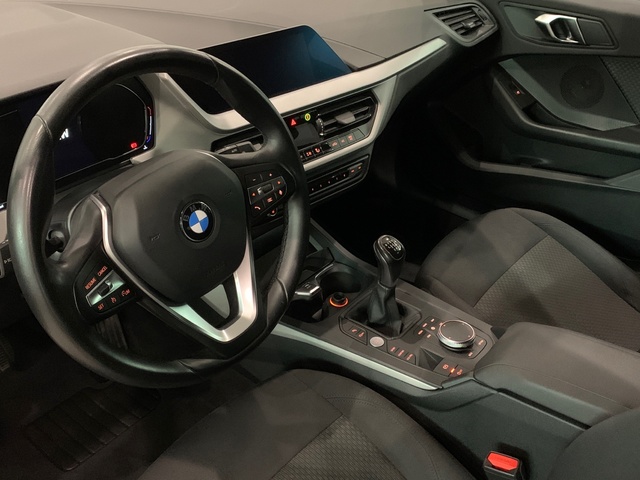 BMW Serie 1 116d color Negro. Año 2019. 85KW(116CV). Diésel. En concesionario Celtamotor Lalín de Pontevedra