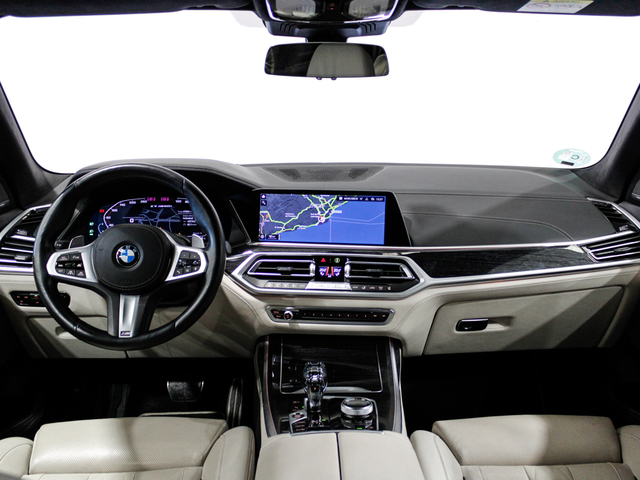 BMW X7 M50i color Verde. Año 2021. 390KW(530CV). Gasolina. En concesionario Barcelona Premium -- GRAN VIA de Barcelona