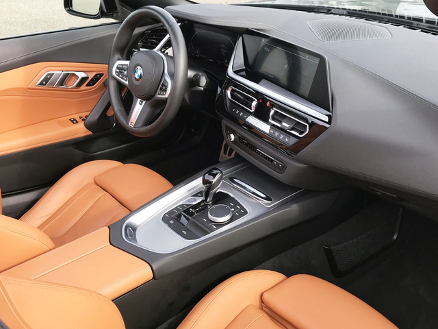 BMW Z4 sDrive30i Cabrio color Negro. Año 2022. 190KW(258CV). Gasolina. En concesionario Celtamotor Vigo  de Pontevedra
