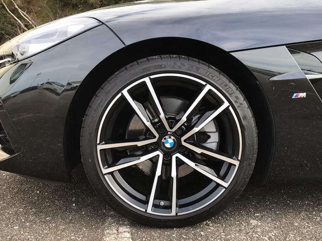 BMW Z4 sDrive30i Cabrio color Negro. Año 2022. 190KW(258CV). Gasolina. En concesionario Celtamotor Vigo  de Pontevedra