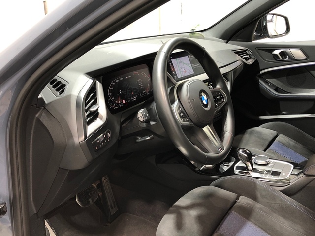 BMW Serie 1 M135i color Gris. Año 2021. 225KW(306CV). Gasolina. En concesionario Movilnorte El Plantio de Madrid