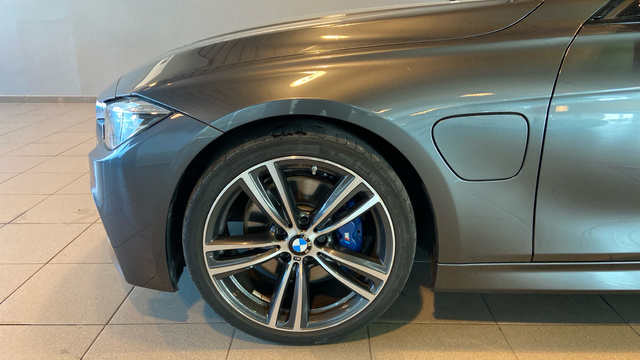 BMW Serie 3 330e iPerformance color Gris. Año 2017. 185KW(252CV). Híbrido Electro/Gasolina. En concesionario BYmyCAR Madrid - Alcalá de Madrid