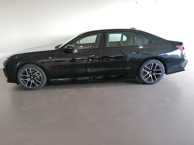 BMW Serie 7 750e color Negro. Año 2023. 360KW(489CV). Híbrido Electro/Gasolina. En concesionario Adler Motor S.L. TOLEDO de Toledo