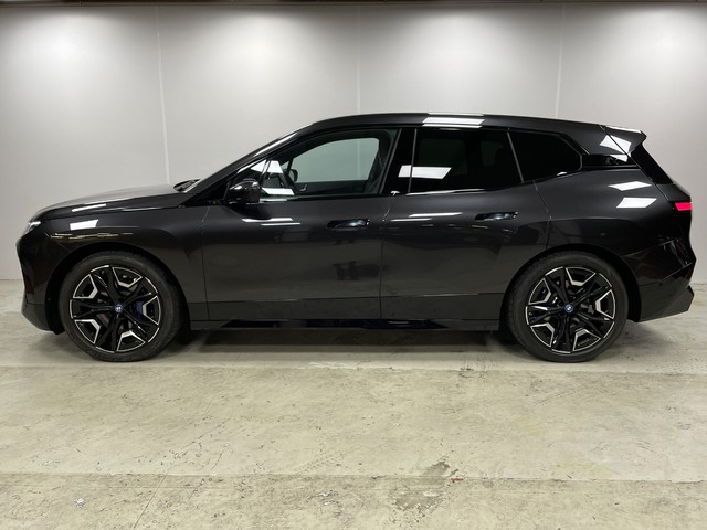 BMW iX xDrive50 color Gris. Año 2023. 385KW(523CV). Eléctrico. En concesionario Maberauto de Castellón