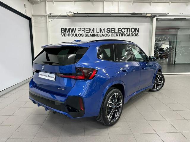 BMW X1 sDrive18i color Azul. Año 2023. 100KW(136CV). Gasolina. En concesionario Lurauto Navarra de Navarra
