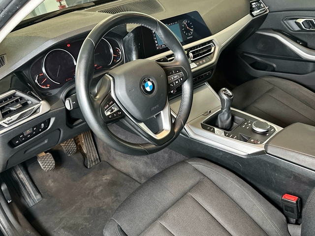 BMW Serie 3 318d color Negro. Año 2019. 110KW(150CV). Diésel. En concesionario Triocar Gijón (Bmw y Mini) de Asturias