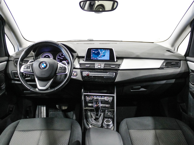 BMW Serie 2 218d Gran Tourer color Blanco. Año 2019. 110KW(150CV). Diésel. En concesionario Barcelona Premium -- GRAN VIA de Barcelona