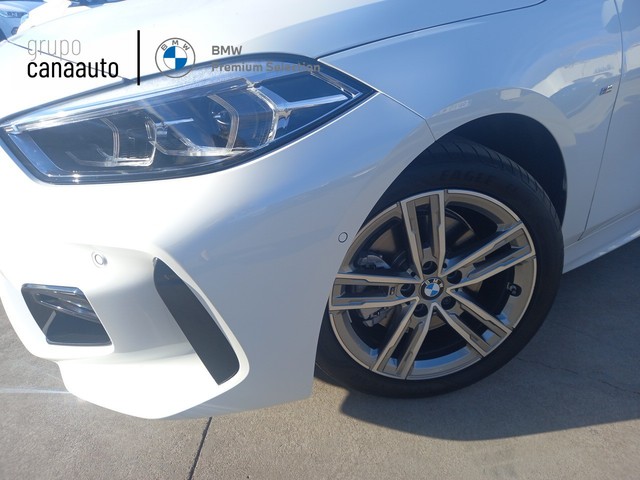 BMW Serie 1 118i color Blanco. Año 2023. 103KW(140CV). Gasolina. En concesionario CANAAUTO - TACO de Sta. C. Tenerife