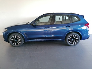 Fotos de BMW iX3 M Sport color Azul. Año 2023. 210KW(286CV). Eléctrico. En concesionario Adler Motor S.L. TOLEDO de Toledo