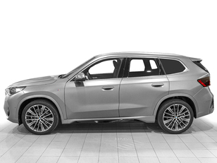 Fotos de BMW X1 sDrive20i color Gris. Año 2024. 125KW(170CV). Gasolina. En concesionario Caetano Cuzco Raimundo Fernandez Villaverde, 45 de Madrid