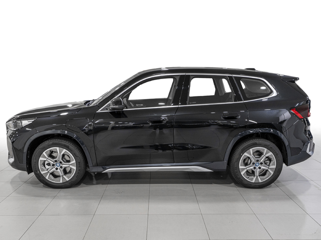 BMW X1 xDrive25e color Negro. Año 2024. 180KW(245CV). Híbrido Electro/Gasolina. En concesionario Caetano Cuzco, Salvatierra de Madrid