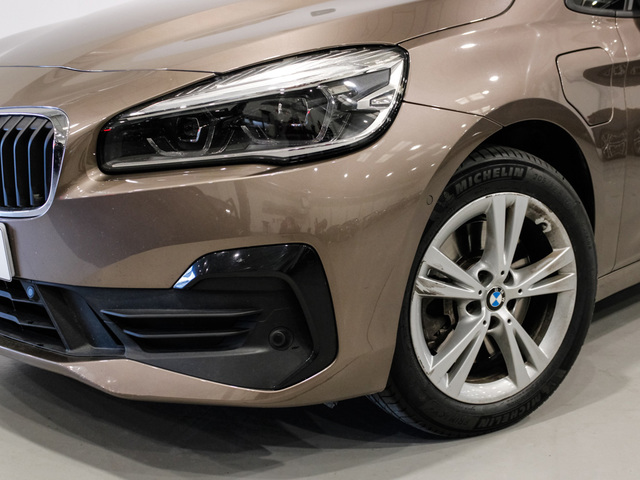 BMW Serie 2 225xe iPerformance Active Tourer color Beige. Año 2020. 165KW(224CV). Híbrido Electro/Gasolina. En concesionario Barcelona Premium -- GRAN VIA de Barcelona
