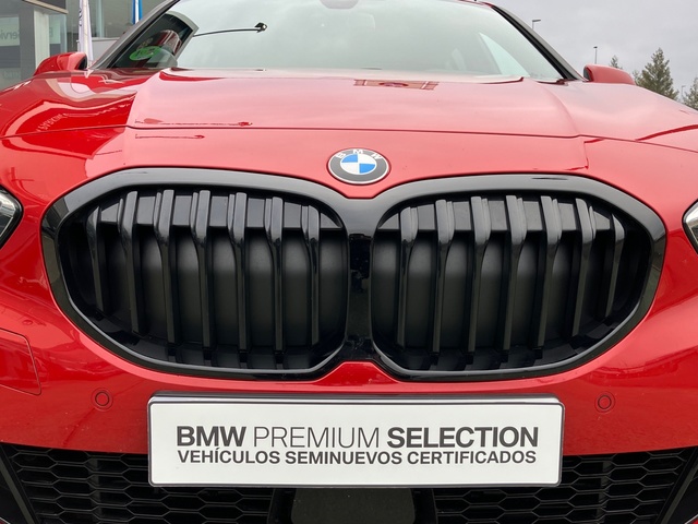 BMW Serie 1 118d color Rojo. Año 2023. 110KW(150CV). Diésel. En concesionario Bernesga Motor León (Bmw y Mini) de León