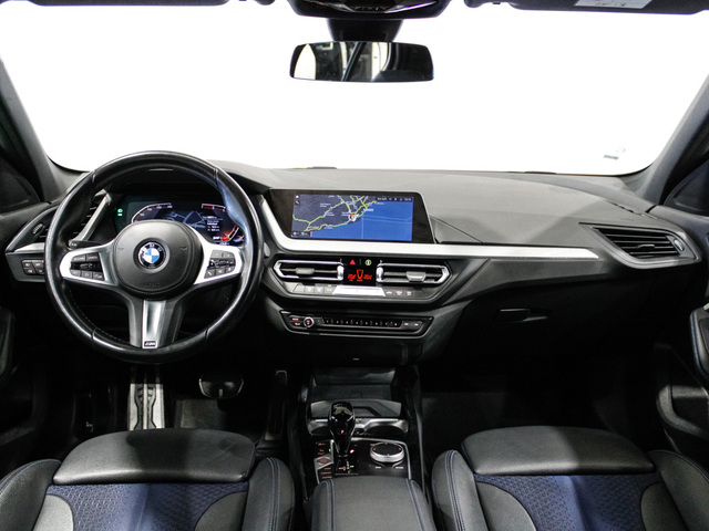 BMW Serie 1 118i color Rojo. Año 2022. 103KW(140CV). Gasolina. En concesionario Barcelona Premium -- GRAN VIA de Barcelona
