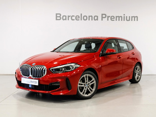 Fotos de BMW Serie 1 118i color Rojo. Año 2022. 103KW(140CV). Gasolina. En concesionario Barcelona Premium -- GRAN VIA de Barcelona