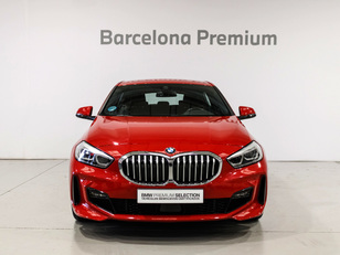 Fotos de BMW Serie 1 118i color Rojo. Año 2022. 103KW(140CV). Gasolina. En concesionario Barcelona Premium -- GRAN VIA de Barcelona
