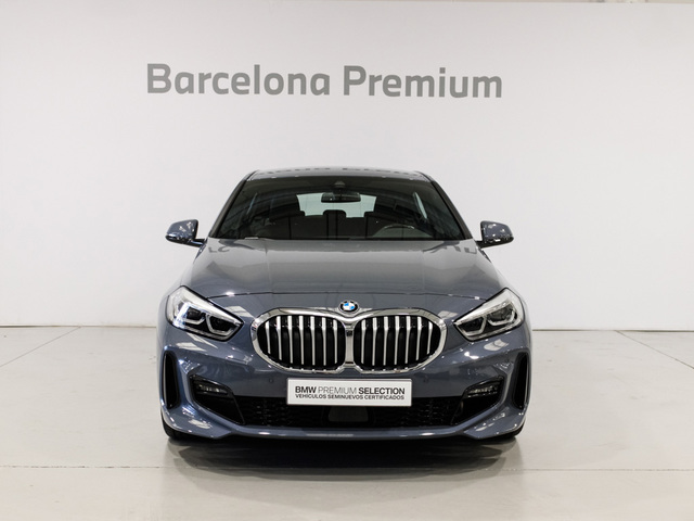 BMW Serie 1 118i color Gris. Año 2022. 103KW(140CV). Gasolina. En concesionario Barcelona Premium -- GRAN VIA de Barcelona