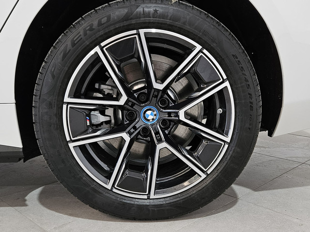 BMW i4 eDrive40 color Blanco. Año 2023. 250KW(340CV). Eléctrico. En concesionario Burgocar (Bmw y Mini) de Burgos