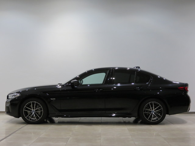 BMW Serie 5 530e color Negro. Año 2023. 215KW(292CV). Híbrido Electro/Gasolina. En concesionario GANDIA Automoviles Fersan, S.A. de Valencia