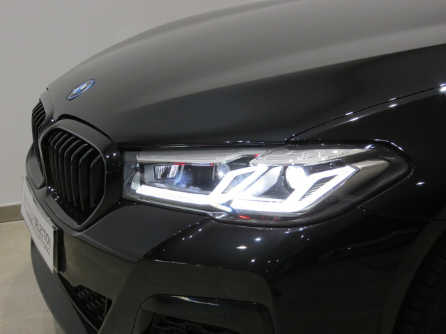 BMW Serie 5 530e color Negro. Año 2023. 215KW(292CV). Híbrido Electro/Gasolina. En concesionario ALZIRA Automoviles Fersan, S.A. de Valencia