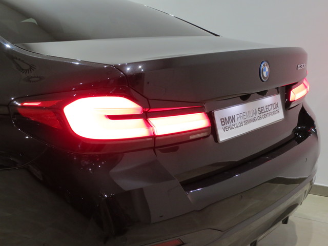 BMW Serie 5 530e color Negro. Año 2023. 215KW(292CV). Híbrido Electro/Gasolina. En concesionario ALZIRA Automoviles Fersan, S.A. de Valencia